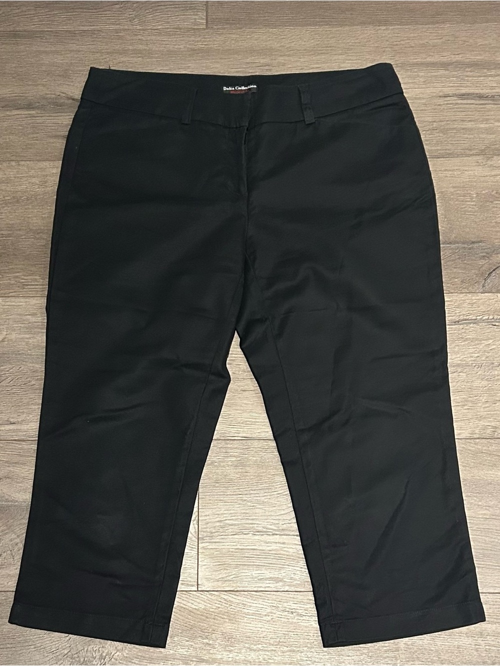 Dalia Collection Black Straight Capri Pants